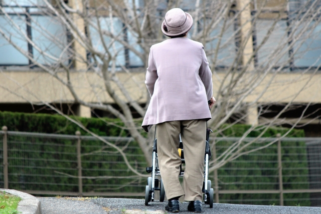 脊柱菅狭窄症の原因と効果的なリハビリ・生活習慣の改善方法