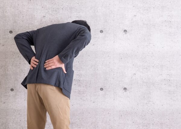 「雨の日に腰が痛い」は気のせいじゃない！整体師が語る気圧とぎっくり腰の深い関係