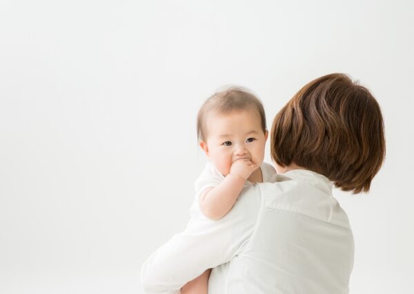 産後ママ必見！抱っこで腰が抜けそうになる原因と簡単セルフケア法