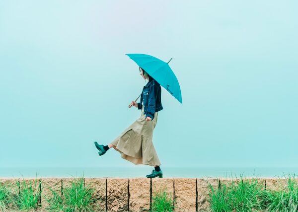 なぜ女性に多い？低気圧とホルモン・めまいの深い関係