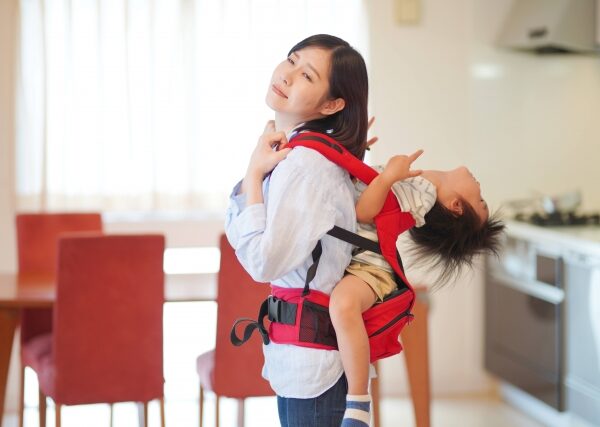 背中が板みたいに固まる…授乳中に起こる身体の連鎖反応とは