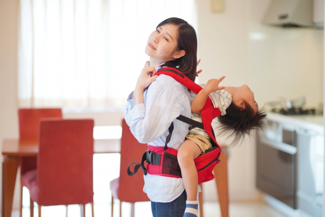 背中が板みたいに固まる…授乳中に起こる身体の連鎖反応とは