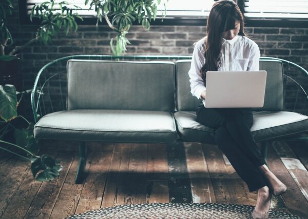 なんとなく右足を上に組みたくなる人の体の特徴