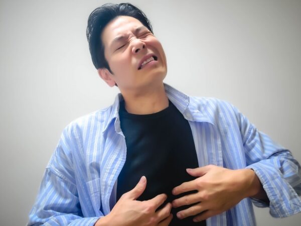 「最近、みぞおちが苦しい…」その正体は“隠れストレス”かもしれません