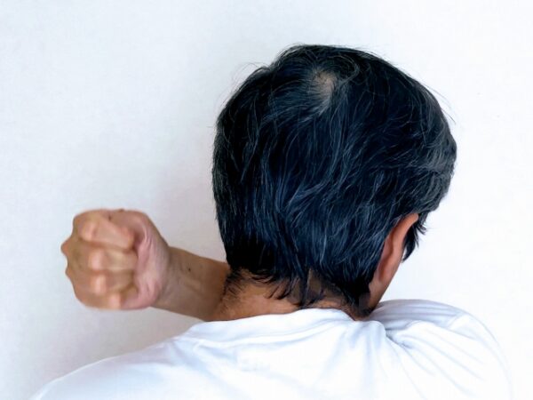 “左肩が上がる人”の共通点｜自律神経・呼吸・感情の関係とは？