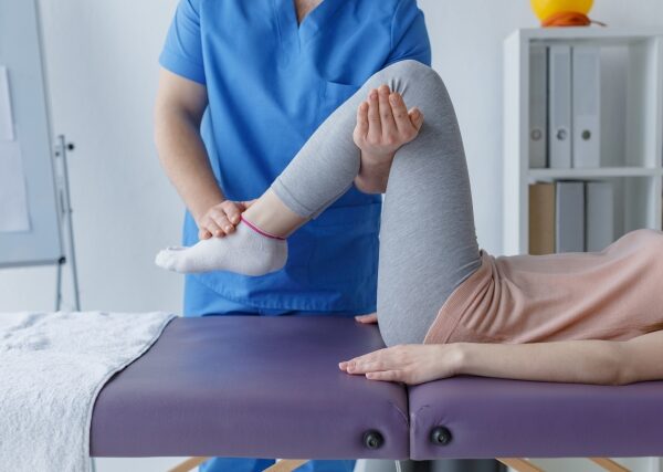 仰向けで寝ると腰が浮くのは体のどこが原因？