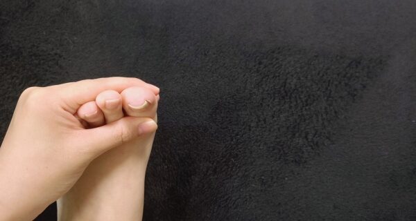 糖尿病？神経の圧迫？足のつま先のしびれを特徴別に徹底解説