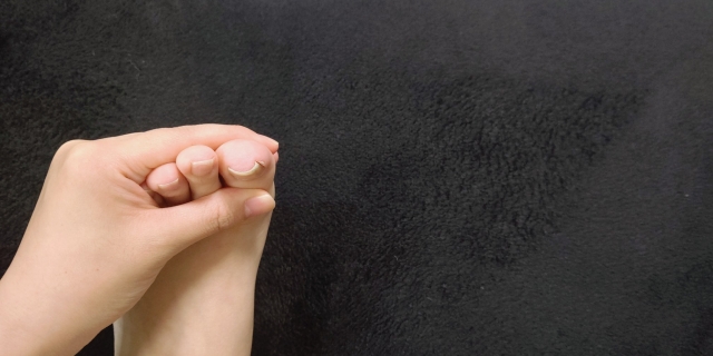 糖尿病？神経の圧迫？足のつま先のしびれを特徴別に徹底解説