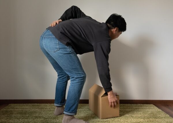 なぜ秋にぎっくり腰が増えるのか？季節特有の要因