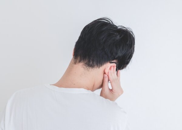 耳鳴りが治りにくい人に共通する生活習慣とは？顎の歪みや栄養面にも注意！