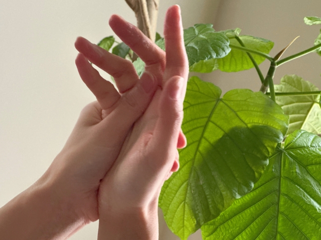 指の腱だけじゃない！ばね指の裏にある“全身のねじれ”を整える方法