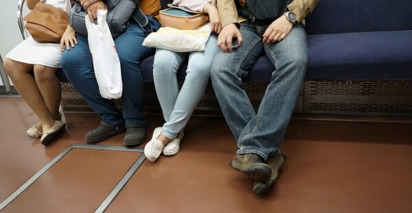 膝裏の痛み、足底筋膜炎、ぎっくり腰…共通点は“座り方”にあった