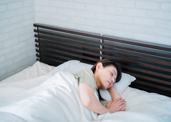仰向けで寝られない人は要注意！横向き寝が肩を壊す？