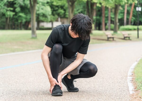 昔のアキレス腱のケガが、なぜ肩や手の痛みに関係するの？