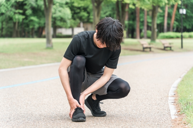 昔のアキレス腱のケガが、なぜ肩や手の痛みに関係するの？