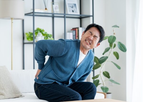 腰痛は「座りすぎ」と「前かがみ」の合わせ技で悪化する