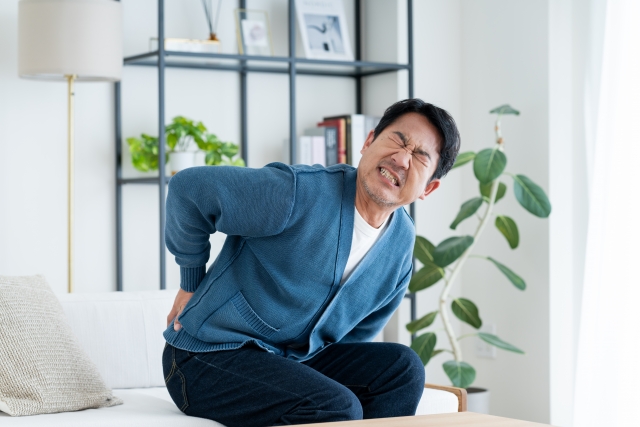腰痛は「座りすぎ」と「前かがみ」の合わせ技で悪化する