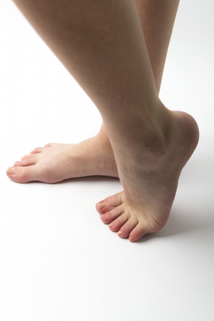 つま先立ちのクセが招く足の痛みと肩こり…放置すると全身に影響する理由