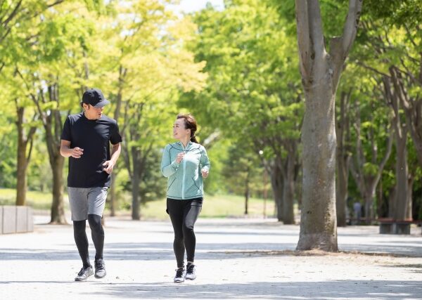 その歩き方、実は危険かも？つま先外向き（外股歩行）のデメリット