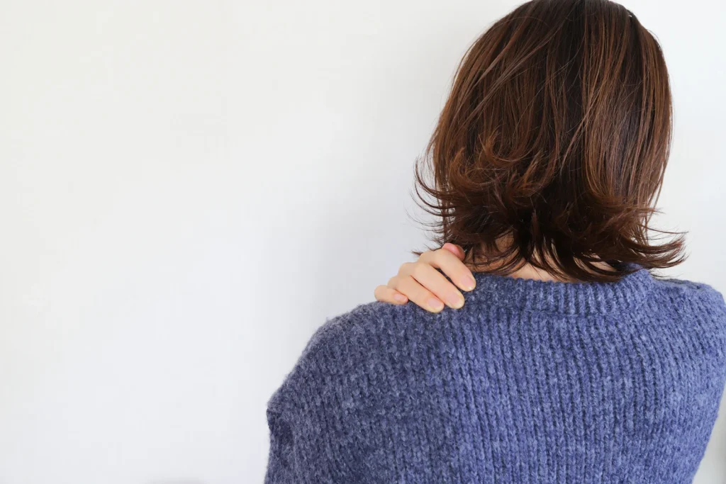 10月の首痛は侮れない！冷えと姿勢が引き起こす慢性的な痛みの正体