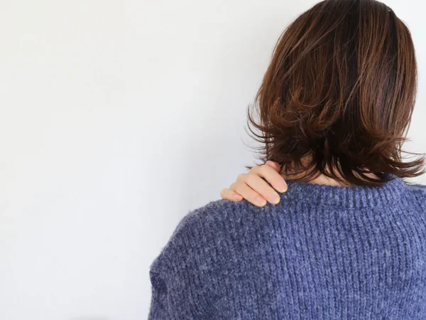 10月の首痛は侮れない！冷えと姿勢が引き起こす慢性的な痛みの正体