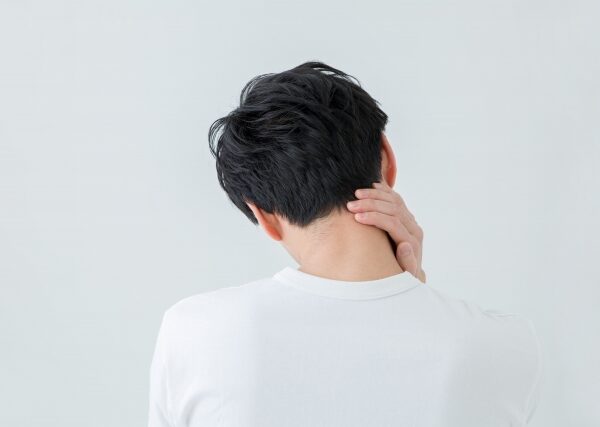 寝違えは寝相のせいだけ？実は寒暖差とストレスによる影響も大きい理由