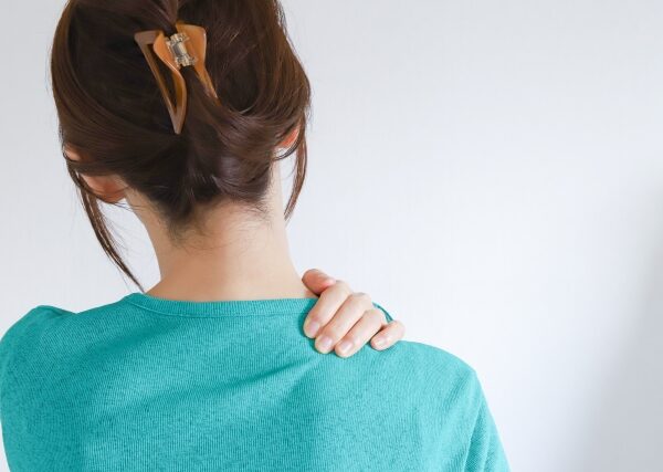 冬前の“肩こりピーク”が来てる？肩甲帯が固まる3大要因と解き方