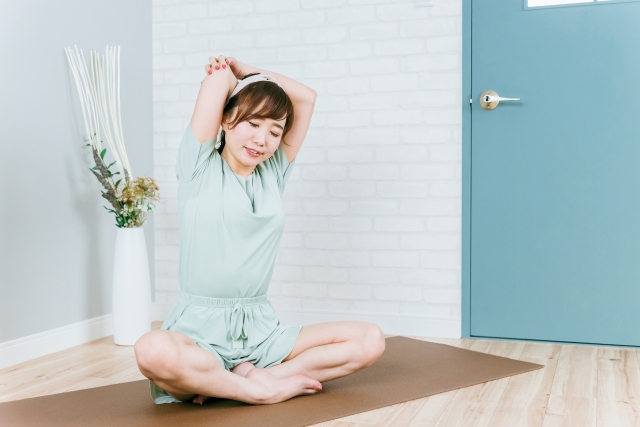 春先の肩こり・首こりを簡単セルフケア｜デスクワーク・スマホ疲れ解消法