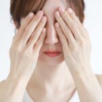 右眼瞼下垂の原因は姿勢？右肩が下がる人に多い“右圧縮パターン”と改善アプローチ