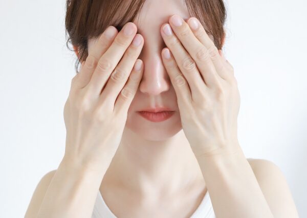 右眼瞼下垂の原因は姿勢？右肩が下がる人に多い“右圧縮パターン”と改善アプローチ