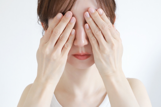 右眼瞼下垂の原因は姿勢？右肩が下がる人に多い“右圧縮パターン”と改善アプローチ