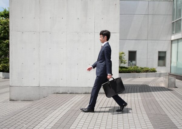 歩いているだけなのに疲れる人へ。原因は体力ではなく身体の使い方かもしれません。
