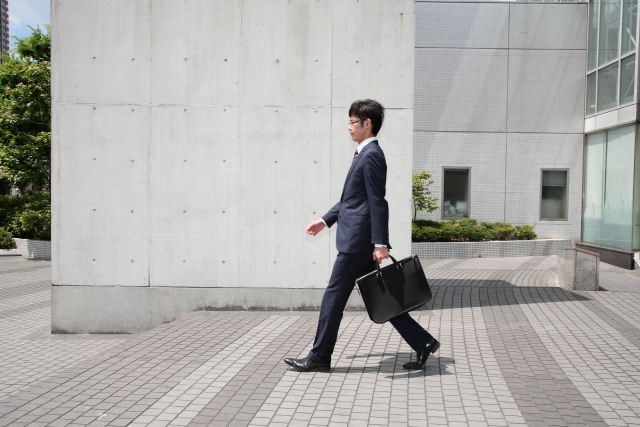 歩いているだけなのに疲れる人へ。原因は体力ではなく身体の使い方かもしれません。