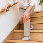 階段を降りると膝が痛い原因とは？考えられる原因と整体でできる改善法を整体師が解説