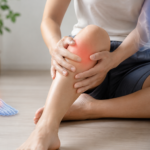 左膝を曲げると痛いのはなぜ？足首の捻挫歴から考える膝痛