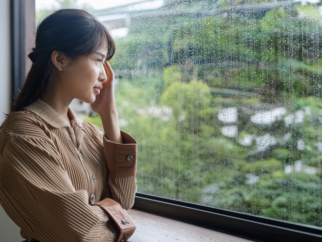 雨が続くと頭痛がつらい方へ。呼吸の浅さと姿勢が関係しているかもしれません