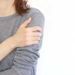 五十肩で肩を揉んでも良くならない？肩が上がらない原因を身体全体から考える