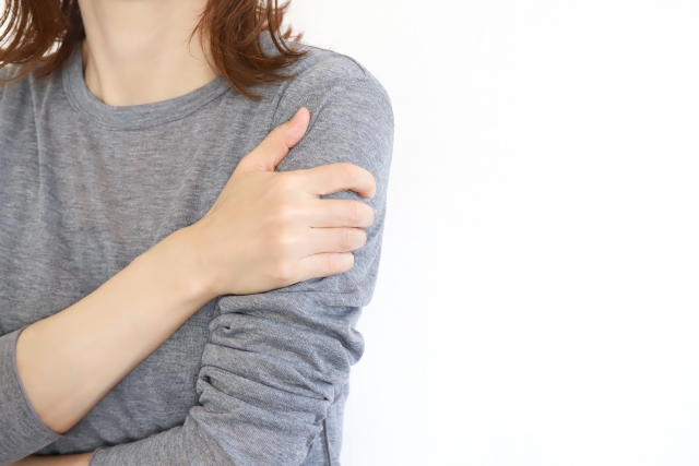 五十肩で肩を揉んでも良くならない？肩が上がらない原因を身体全体から考える